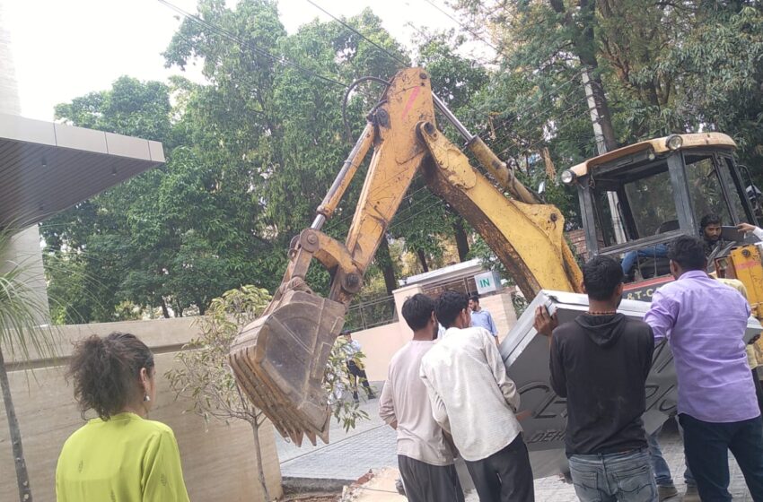  जिलाधिकारी श्रीमती सोनिका ने जनपद में अतिक्रमण से बाधित सड़कों एवं फुटपाथों से अतिक्रमण हटाए को लेकर 5 जोन बनाए।