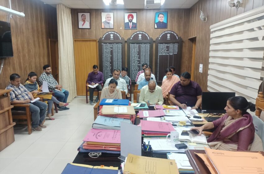  जिलाधिकारी श्रीमती सोनिका ने वन भूमि हस्तांतरण के प्रकरणों के सम्बन्ध में बैठक आयोजित की।