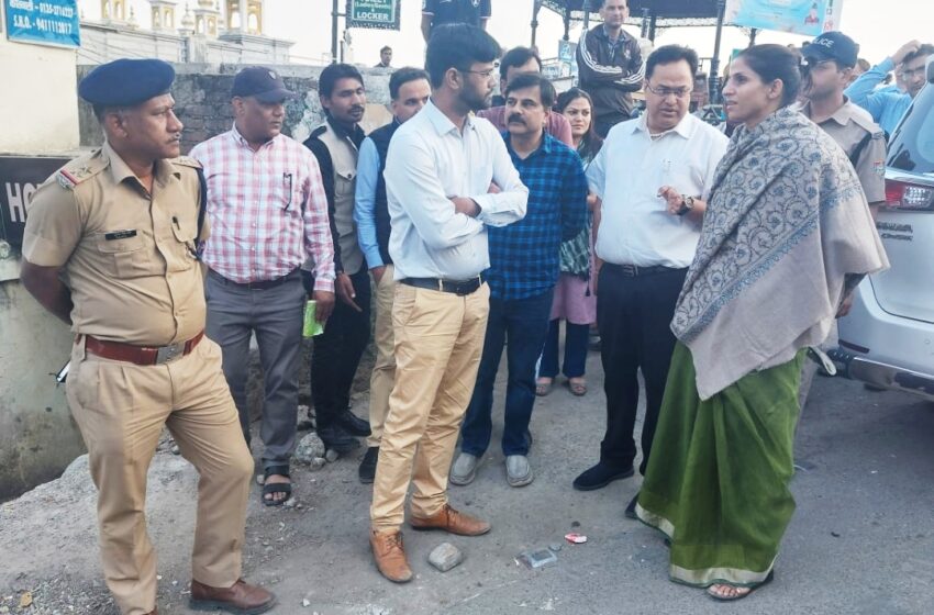  जिलाधिकारी श्रीमती सोनिका ने मसूरी क्षेत्र में निर्माण कार्यों का स्थलीय निरीक्षण किया।