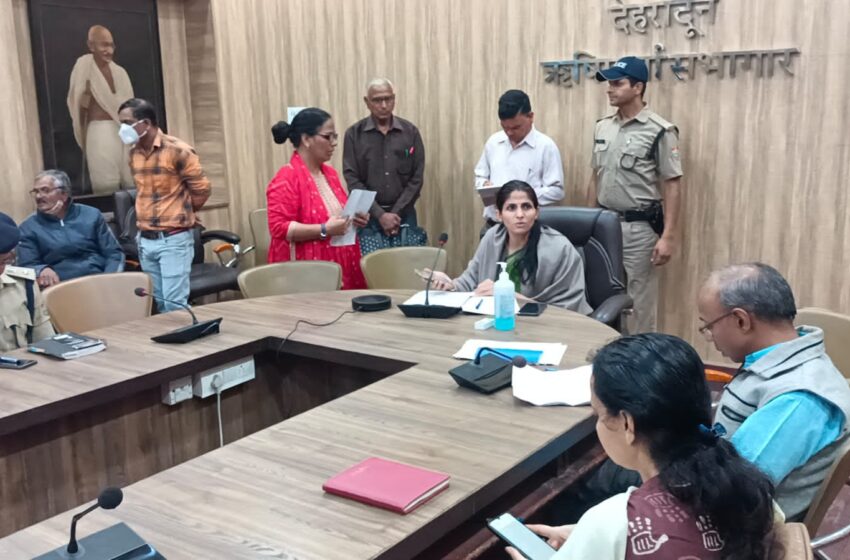  जिलाधिकारी श्रीमती सोनिका ने जनसुनवाई का आयोजन किया ।