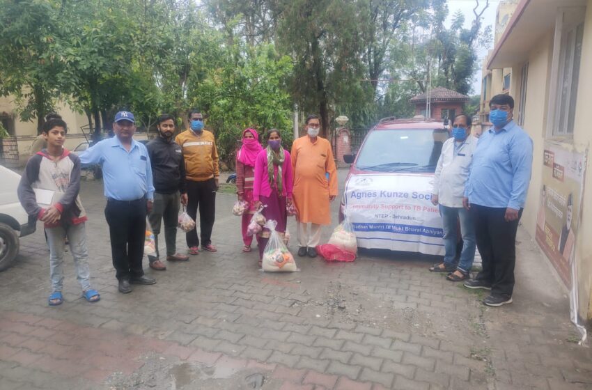  आज एग्नेस कुंज सोसाइटी ने टी. बी और एम. डी. आर. टी रोगियों को राशन पौष्टिक आहार वितरित किया।
