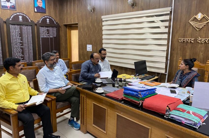  जिलाधिकारी श्रीमती सोनिका ने जनपद में लैण्डफ्राड के बढते प्ररकणों के दृष्टिगत बैठक कि।