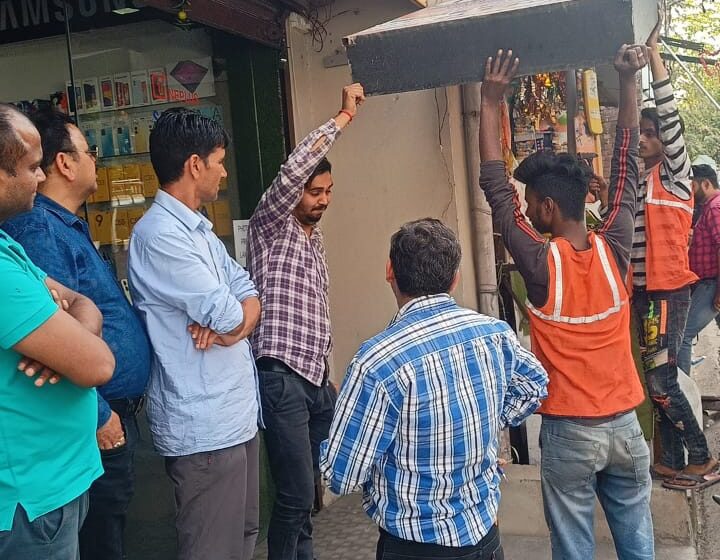  जिलाधिकारी श्रीमती सोनिका ने जनपद में अतिक्रमण से बाधित सड़कों एवं फुटपाथों से अतिक्रमण हटाए जाने के निर्देश दिए।