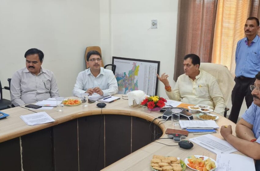  डॉ प्रेमचंद अग्रवाल ने चारधाम यात्रा मार्ग पर समस्त निकायों की बैठक ली।