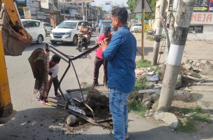  जिलाधिकारी श्रीमती सोनिका द्वारा निर्देशित अतिक्रमण अभियान आज भी जारी रहा।