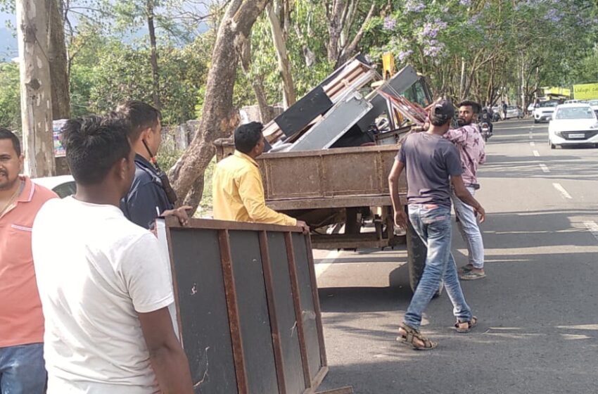  देहरादून में सड़कों एवं फुटपाथों से अतिक्रमण हटाए जाने का अभियान जारी।