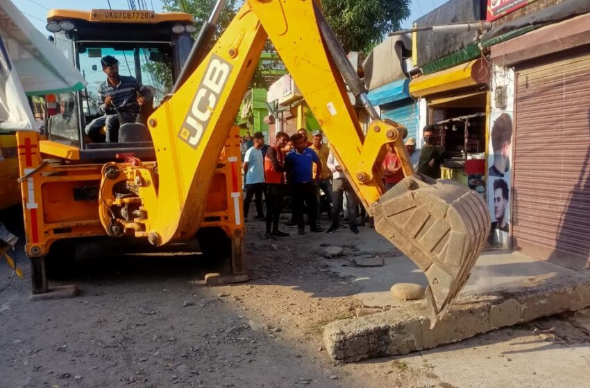  देहरादून में अवैध अतिक्रमण हटाओ अभियान रोज की भांति जारी।