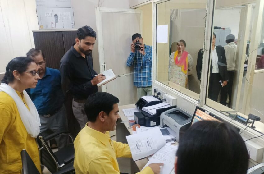  अपर जिलाधिकारी वित्त एवं राजस्व रामजीशरण शर्मा ने रजिस्ट्री आफिस का औचक निरीक्षण किया।
