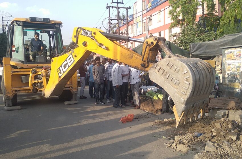  जनपद में अतिक्रमण से बाधित सड़कों एवं फुटपाथों से अतिक्रमण हटाया गया।
