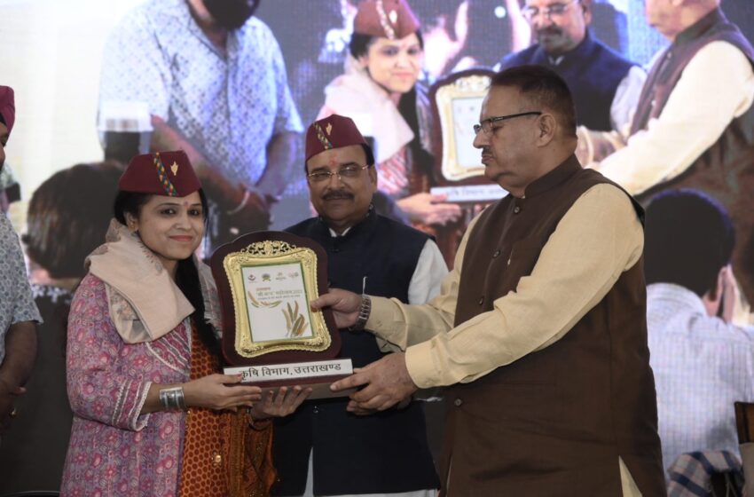  हंसा नृत्य नाट्य कला विकास सोसाइटी की अध्यक्षा इंदु भट्ट ममगई को अजय भट्ट, गणेश जोशी ने संयुक्त रूप से किया सम्मानित।