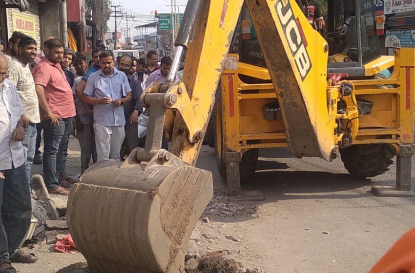  जनपद में अतिक्रमण से बाधित सड़कों एवं फुटपाथों से 32 स्थानों से अतिक्रमण हटाए गए।