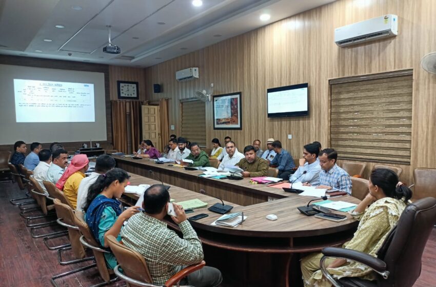  जिलाधिकारी श्रीमती सोनिका ने गंगा सुरक्षा समिति की बैठक ली।