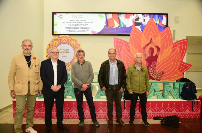  G-20 के लिए पहुंचे विदेशी मेहमानो का जॉलीग्रांट एयरपोर्ट पर पारंपरिक रूप से हुआ स्वागत।