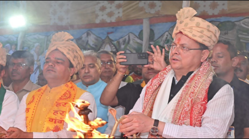  मुख्यमंत्री पुष्कर सिंह धामी उत्तरकाशी के भागीरथी नदी किनारे गंगा आरती में सम्मिलित हुए।