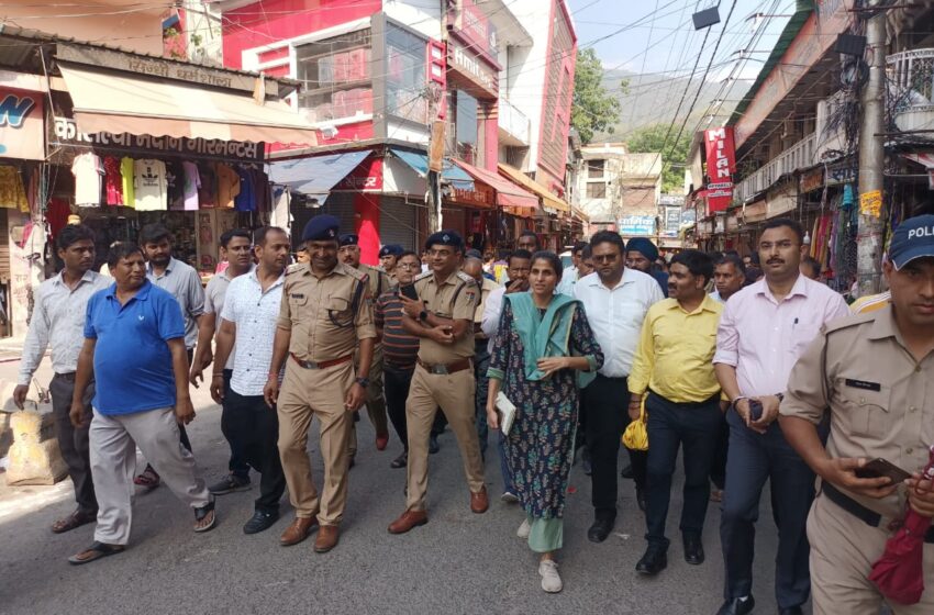  जिलाधिकारी श्रीमती सोनिका ने त्रिवेणी घाट का निरीक्षण किया।