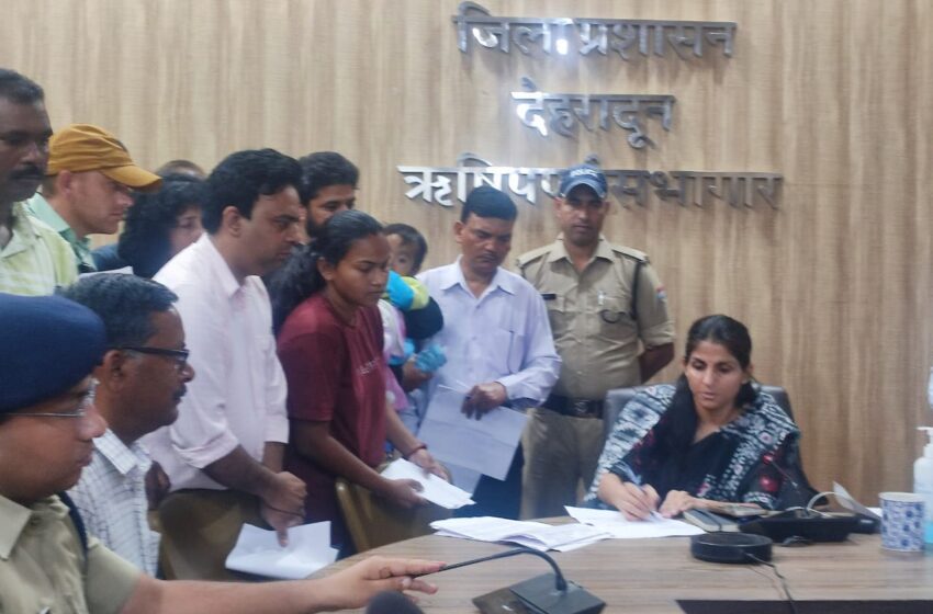  जिलाधिकारी श्रीमती सोनिका ने जनसुनवाई का आयोजन किया।