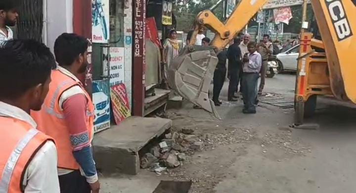  जनपद में अतिक्रमण से बाधित सड़कों एवं फुटपाथों से अतिक्रमण हटाए जाने हेतु अभियान जारी।