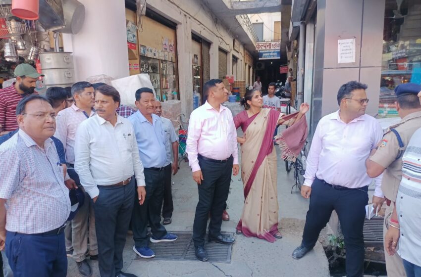  जिलाधिकारी श्रीमती सोनिका एवं महानिदेशक सूचना/उपाध्यक्ष एमडीडीए बंशीधर तिवारी ने संयुक्त रूप से त्रिवेणी घाट का एवं त्रिवेणीघाट से नटराज चैक तक देहरादून रोड पर पैदल निरीक्षण किया।