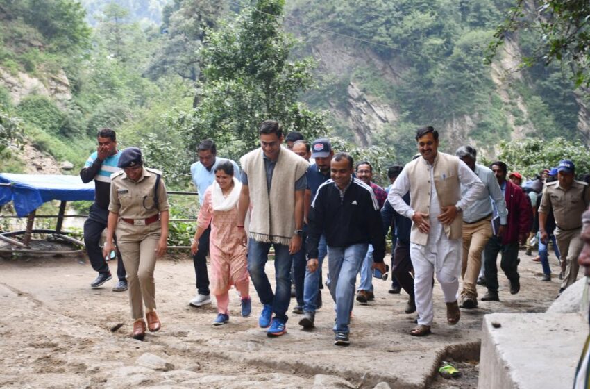  मंत्री सौरभ बहुगुणा ने श्री केदारनाथ यात्रा मार्ग पर गौरीकुंड से जंगलचट्टी लगभग 5 किलोमीटर पैदल चलकर तीर्थ यात्रियों एवं घोड़ा खच्चरों के लिए की गई व्यवस्थाओं का जायजा लिया।