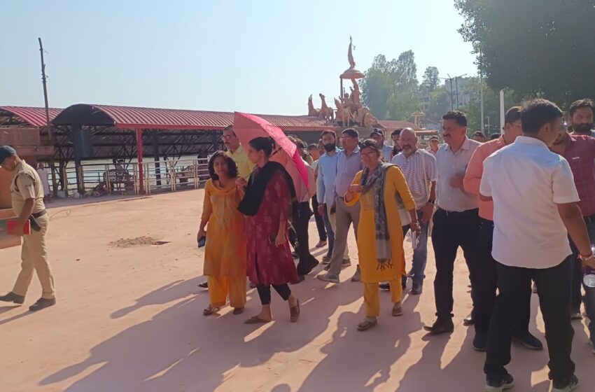  जिलाधिकारी श्रीमती सोनिका ने त्रिवेणीघाट का स्थलीय निरीक्षण किया।