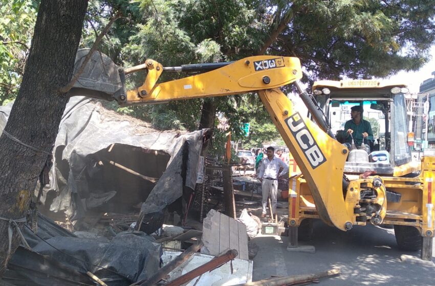  जिलाधिकारी श्रीमती सोनिका के निर्देशन पर जनपद में अतिक्रमण से बाधित सड़कों एवं फुटपाथों से अतिक्रमण हटाया गया।