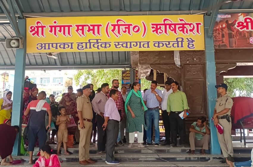  जिलाधिकारी श्रीमती सोनिका ने त्रिवेणी घाट का स्थलीय निरीक्षण किया।