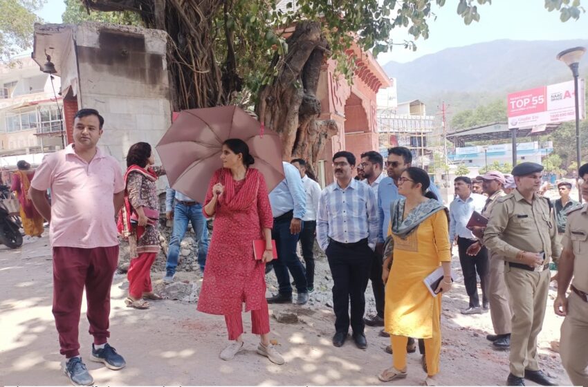  जिलाधिकारी श्रीमती सोनिका ने नटराज चौक से त्रिवेणीघाट तक जी-20 कार्यक्रम के दृष्टिगत संचालित निर्माण कार्यों का स्थलीय निरीक्षण किया।