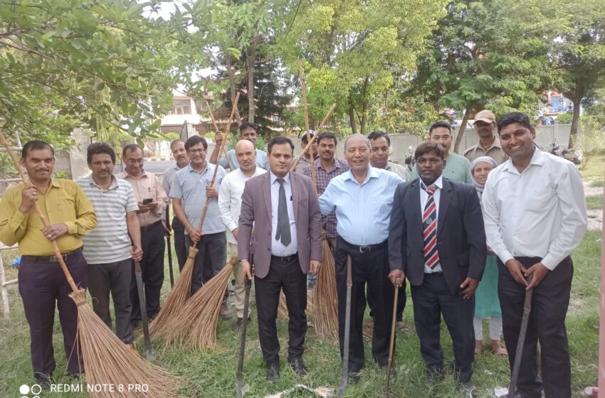  माननीय न्यायमूर्ति श्री यू०सी०ध्यानी ने अपने कार्यालय से स्वच्छता अभियान का आरम्भ किया।