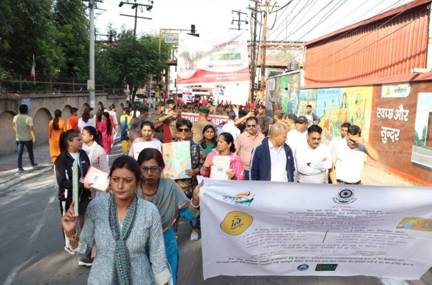  मा0 उच्च न्यायालय, उत्तराखण्ड, नैनीताल द्वारा दिये गये निर्देशों के अनुपालन में प्रातः 07ः00 बजे से जिला न्यायालय परिसर देहरादून से स्वच्छता रैली आयोजित की गयी।