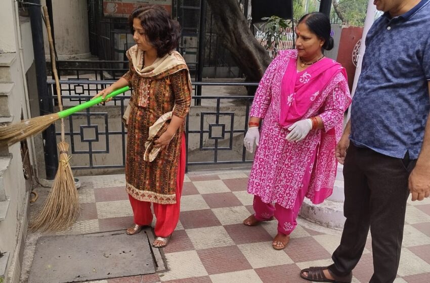  मुख्य विकास अधिकारी सुश्री झरना कमठान ने विकास भवन कार्यालय कक्षों एवं भवन परिसर में स्वच्छता अभियान के अन्तर्गत सफाई कार्य किया।