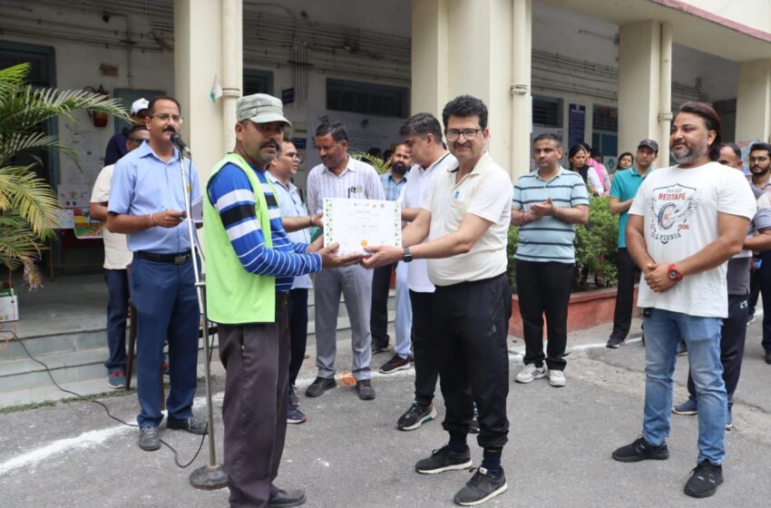  मा० जिला न्यायाधीश ने श्रमदान के माध्यम से स्वच्छता कार्यक्रम का शुभारंभ किया।