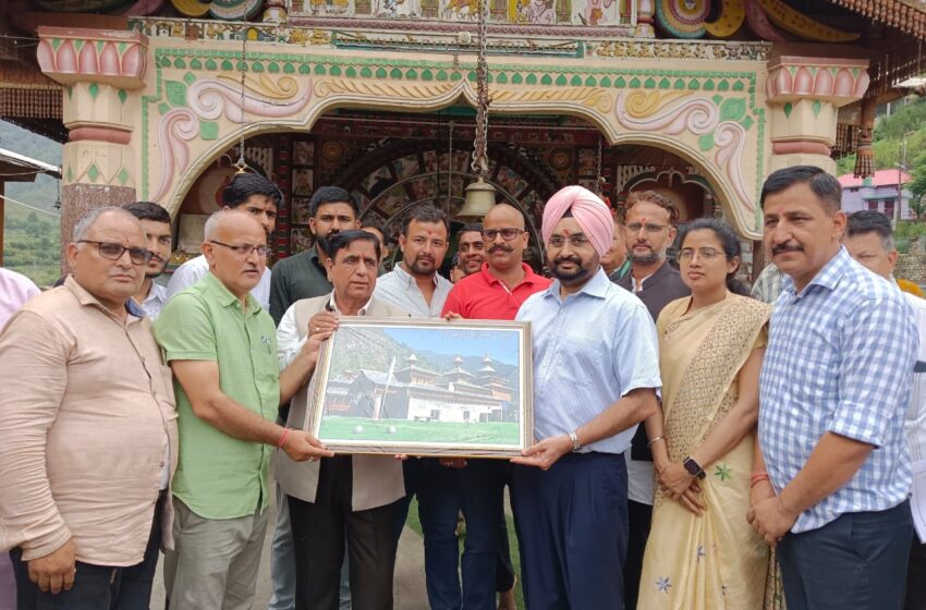  मुख्य सचिव एस.एस. संधू और जिलाधिकारी श्रीमती सोनिका ने हनोल में महासू देवता मन्दिर के दर्शन किए।