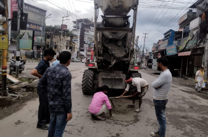  जिलाधिकारी श्रीमती सोनिका विभिन्न माध्यमों से प्राप्त जनमानस की समस्या पर त्वरित संज्ञान मे ले रही है।