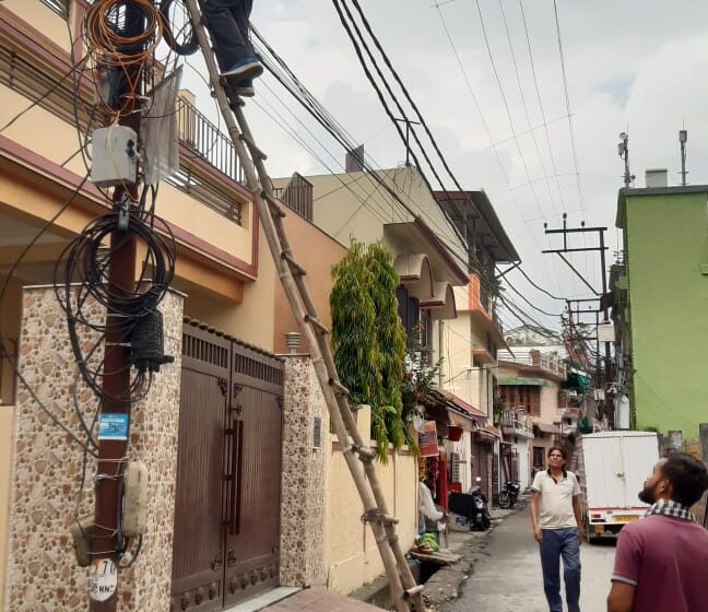  वार्ड नंबर 18 इंदिरा कॉलोनी कि पार्षद श्रीमती सविता मुकेश सोनकर ने अपने क्षेत्र में एलईडी लाइट ठीक कराई।