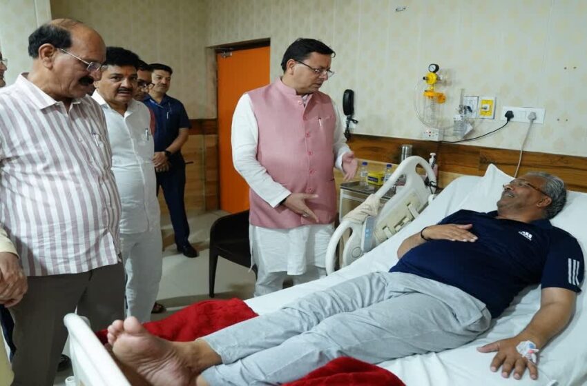  मुख्यमंत्री पुष्कर धामी पूर्व सीएम त्रिवेंद्र रावत से मिलने आरोग्यधाम अस्पताल पहुंचे।