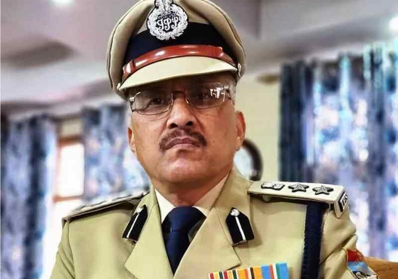  डीआईजी दिलीप सिंह कुंवर ने आंध्र प्रदेश से चार धाम यात्रा के लिए आई महिला श्रद्धालुओं कि मदद।