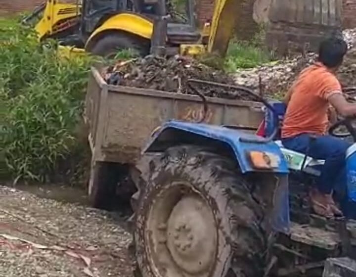  वार्ड नंबर 18 इंदिरा कॉलोनी पार्षद श्रीमती सविता मुकेश सोनकर ने बिदाल नदी में सफ़ाई करवाई।