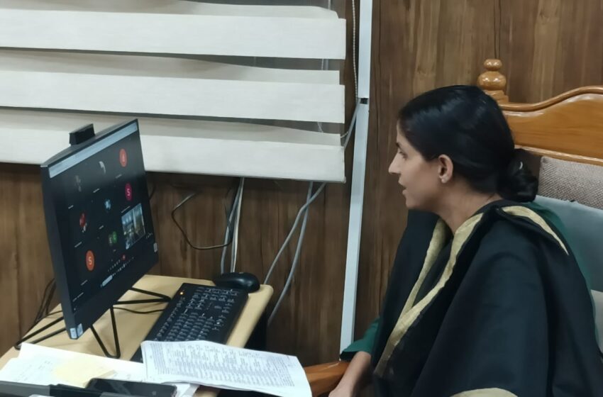  जिलाधिकारी श्रीमती सोनिका ने देहरादून नगर क्षेत्र सुपर नोडल, नोडल अधिकारी एवं सैक्टर अधिकारियों के साथ वीडियोकान्फ्रेसिंग के माध्यम से बैठक की।