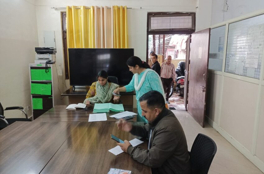  जिलाधिकारी श्रीमती सोनिका ने आपदा परिचालन केंद्र में पंहुचकर वर्षा के दृष्टिगत सड़को, जलभराव की स्थिति कि  जानकारी ली।