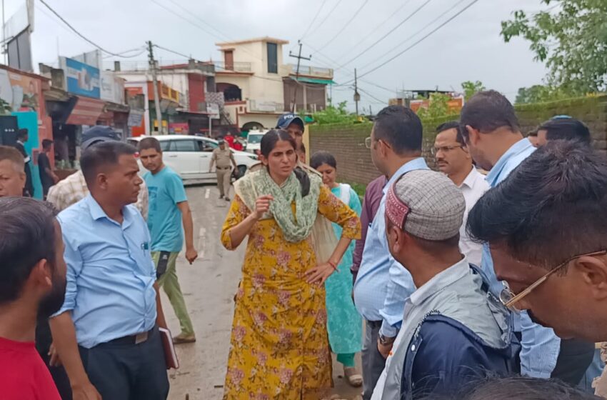  जिलाधिकारी श्रीमती सोनिका ने सभी उप जिलाधिकारियों को अपने अपने क्षेत्र में मौजूद रहने के निर्देश दिये।