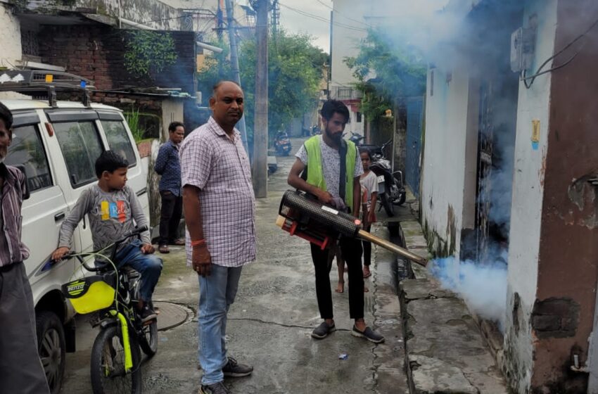  जिलाधिकारी श्रीमती सोनिका के निर्देशों के अनुसार नगर निगम द्वारा शहरों में नालियों की सफाई का कार्य किया गया।