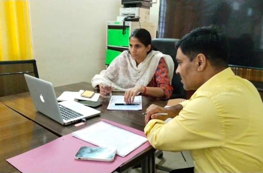  जिलाधिकारी श्रीमती सोनिका ने आपदा प्रबंधन केंद्र का औचक निरीक्षण किया।