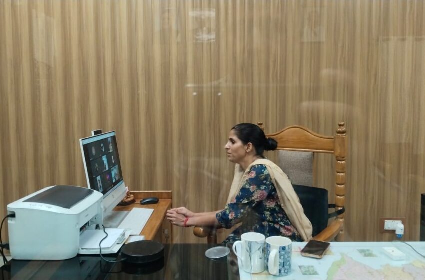  जिलाधिकारी श्रीमती सोनिका ने वीडियो कान्फे्रसिंग के माध्यम से आईआरएस से जुड़े विभागों के अधिकारियों को हाईअलर्ट पर रहने के निर्देश दिए।