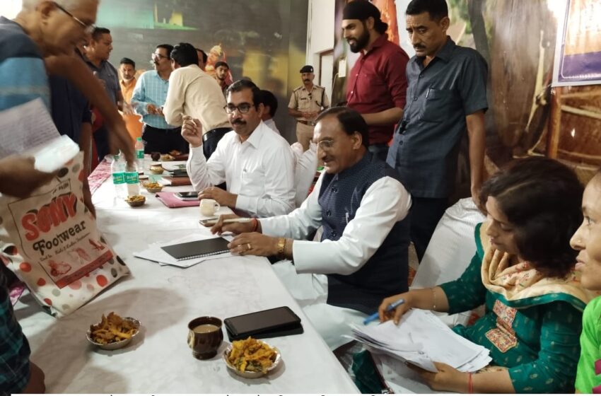  डॉ0 रमेश पोखरियाल निशंक ने सामुदायिक भवन खदरीखडक माफ में बैठक एवं जनता दरबार लगाया।