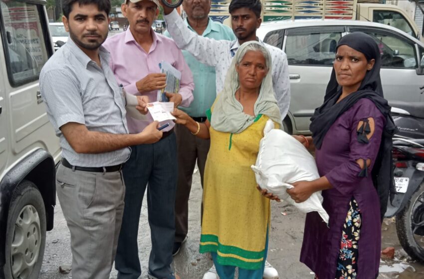  तहसीलदार सदर मौ शादाब ने आपदा से प्रभावित परिवारों को आर्थिक सहायता दी गई।