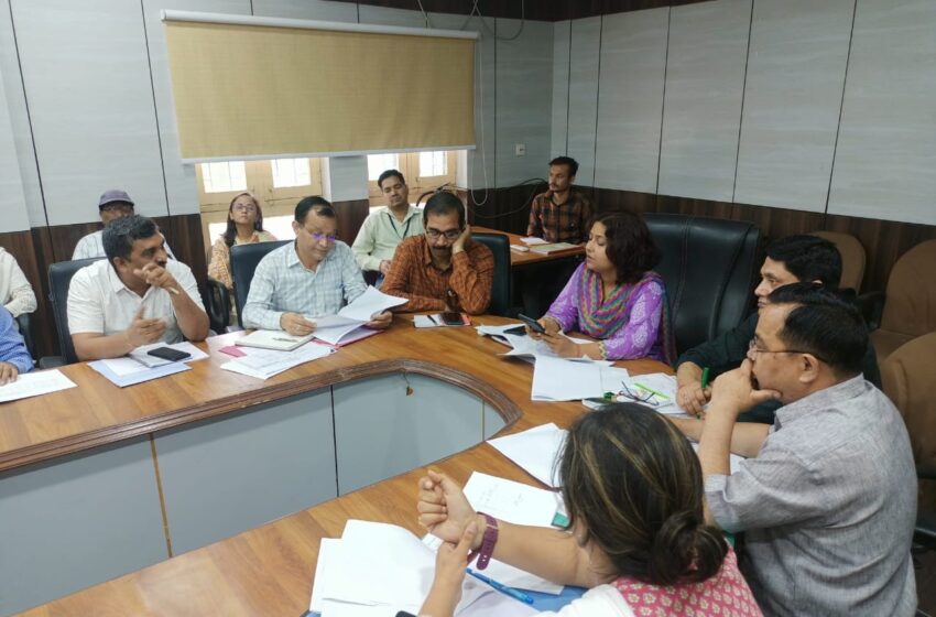  मुख्य विकास अधिकारी सुश्री झरना कमठान ने  जिला योजना/राज्य योजना/केन्द्र पोषित/वाह्य सहायतित योजनाओं तथा 30 सूत्रीय कार्यक्रम की समीक्षा बैठक की।