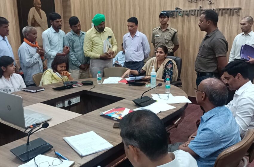  जिलाधिकारी श्रीमती सोनिका की अध्यक्षता में जनसुनवाई का आयोजन किया।