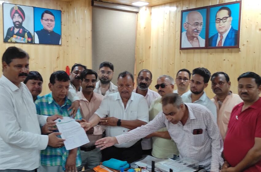  हल्द्वानी के देवभूमि उद्योग व्यापार मंडल ने मेयर जोगेंद्र सिंह रौतेला को ज्ञापन दिया।