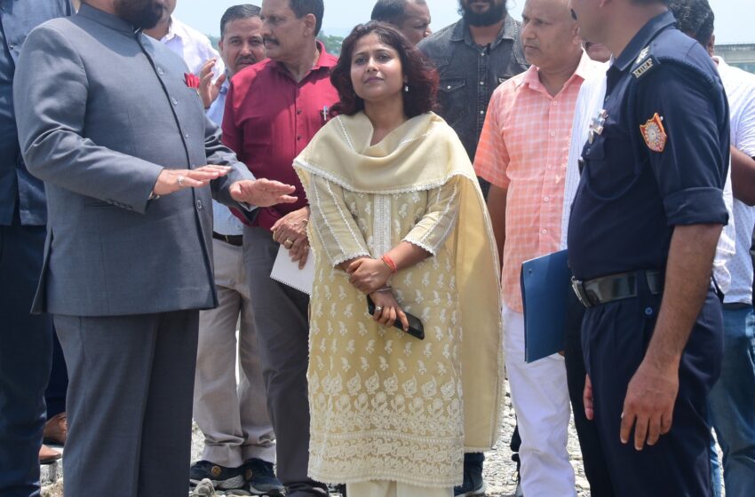  राज्यपाल लेफ्टिनेंट जनरल गुरमीत सिंह (से नि) ने झाझरा ग्राम पंचायत का भ्रमण कर चौपाल लगाकर  लोगों की समस्याएं सुनी।