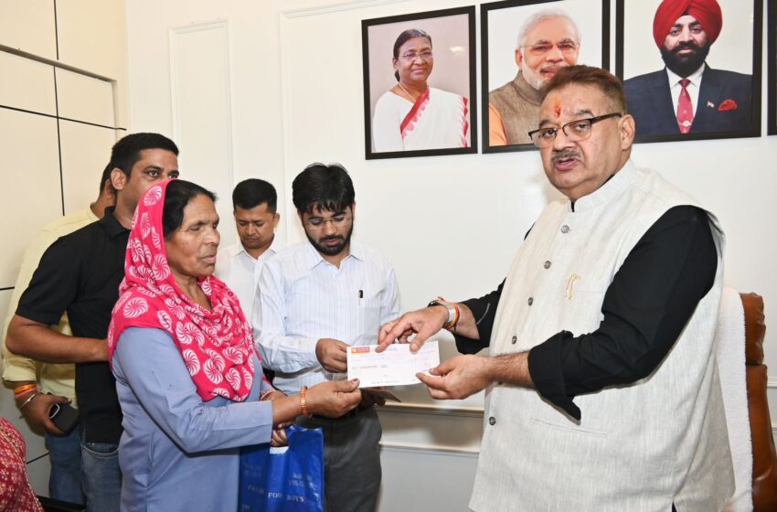  केबिनेट मंत्री गणेश जोशी ने आपदा प्रभावित 15 परिवारों को सहायता राशि के चैक दिए।
